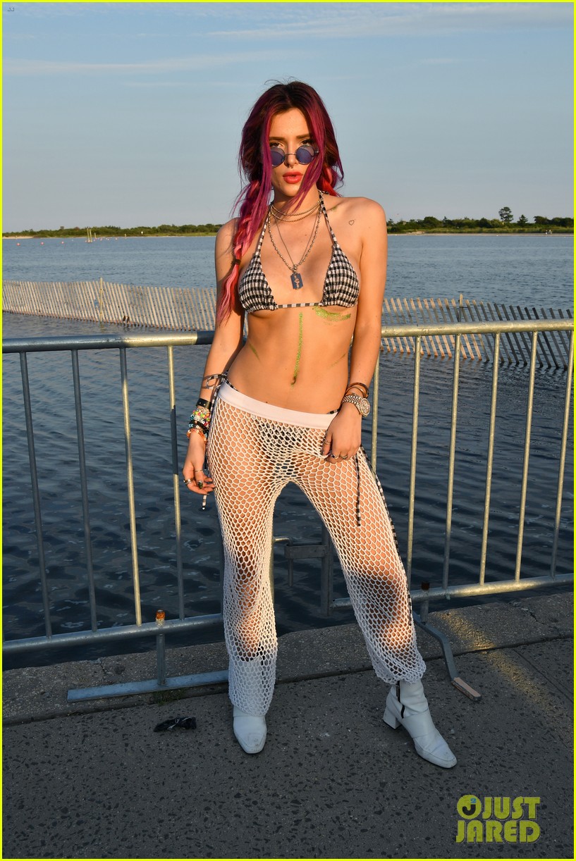 Bella Thorne Supports Blackbear at His Billboard Show!