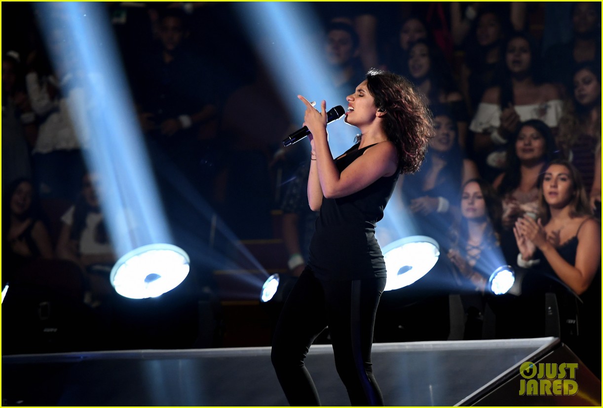 Alessia Cara Performs 'Scars to Your Beautiful' at MTV VMAs 2017! (Video)