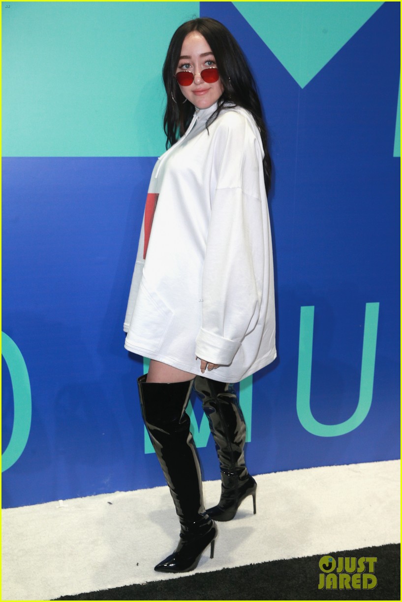 Noah Cyrus Hits MTV VMAs 2017, Meets Up with Dad on Purple Carpet!
