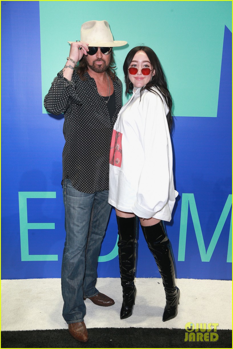 Noah Cyrus Hits MTV VMAs 2017, Meets Up with Dad on Purple Carpet!
