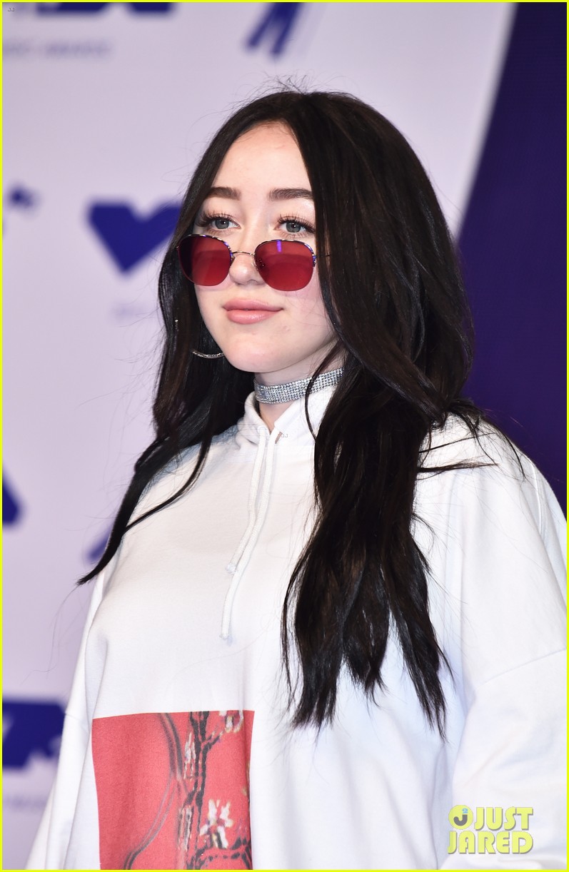 Noah Cyrus Hits MTV VMAs 2017, Meets Up with Dad on Purple Carpet!