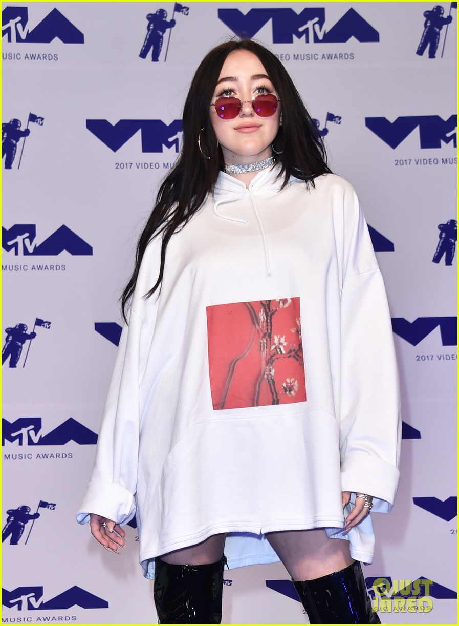 Noah Cyrus Hits MTV VMAs 2017, Meets Up with Dad on Purple Carpet!