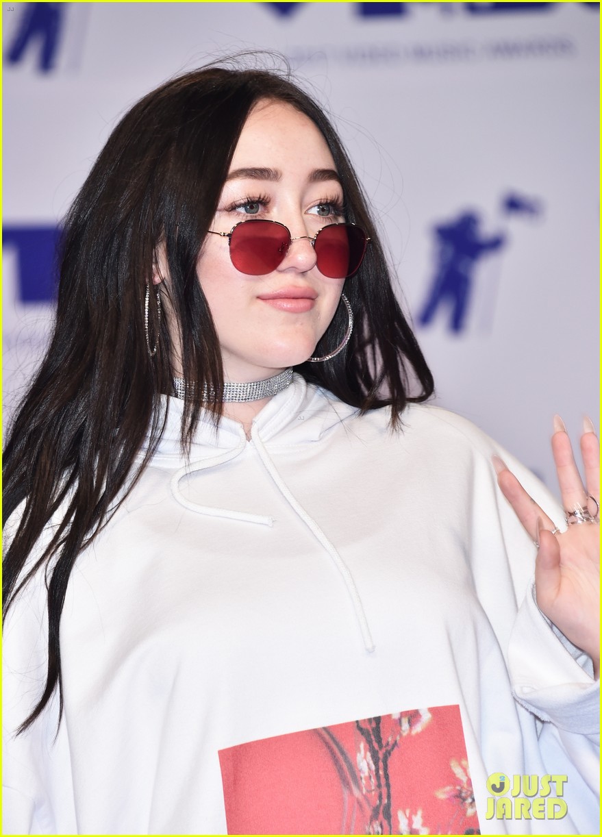 Noah Cyrus Hits MTV VMAs 2017, Meets Up with Dad on Purple Carpet!