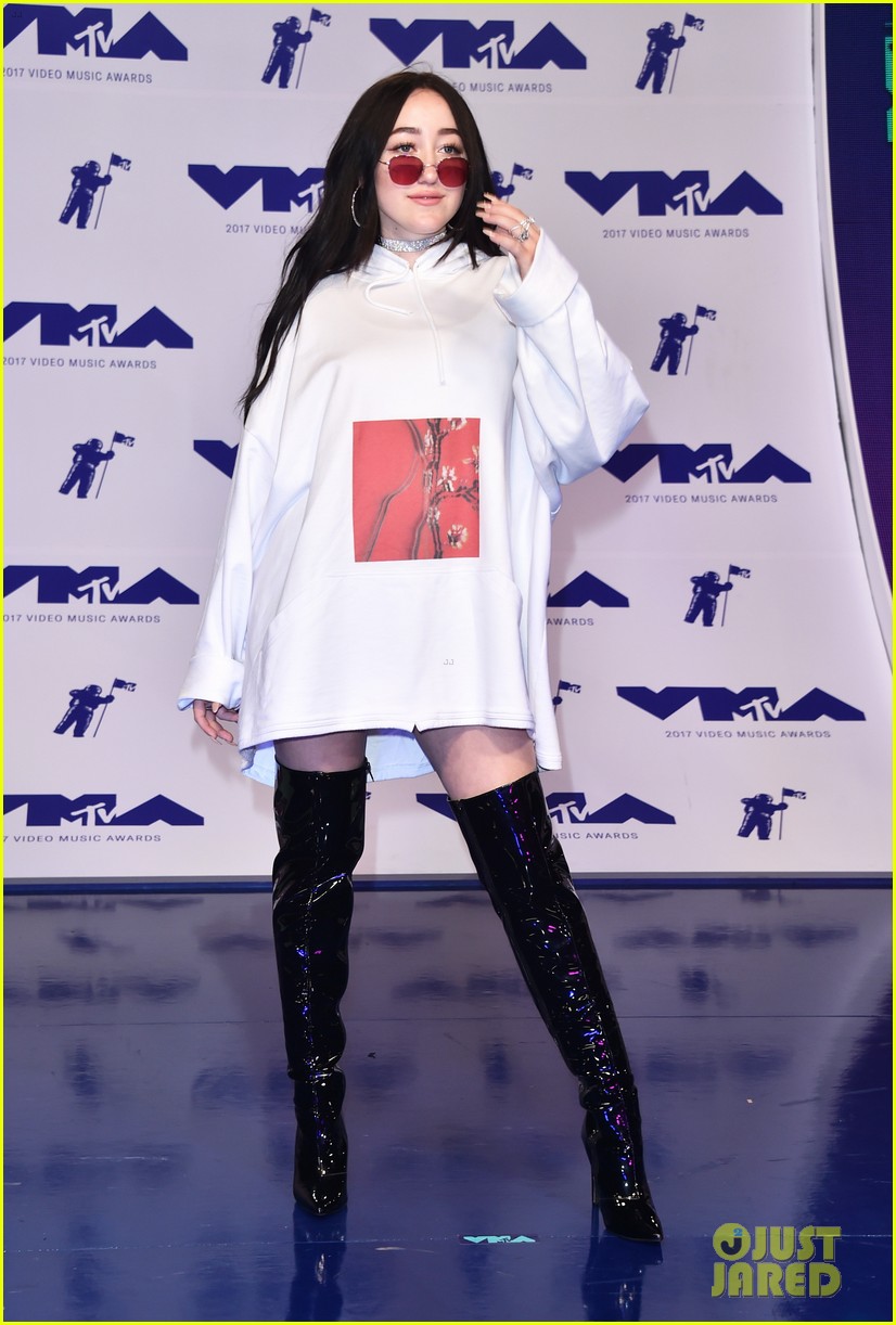Noah Cyrus Hits MTV VMAs 2017, Meets Up with Dad on Purple Carpet!