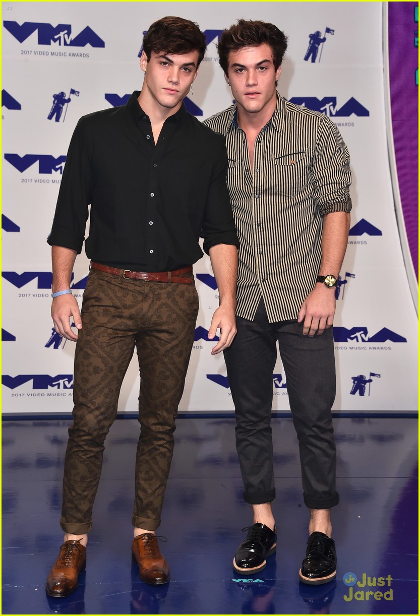 Ethan & Grayson Dolan Smoulder Their Way To MTV VMAs 2017