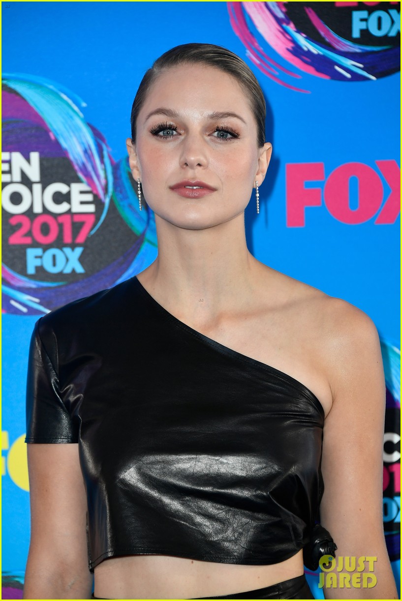 Superhero Stars Grant Gustin & Melissa Benoist Both Win at Teen Choice Awards 2017!