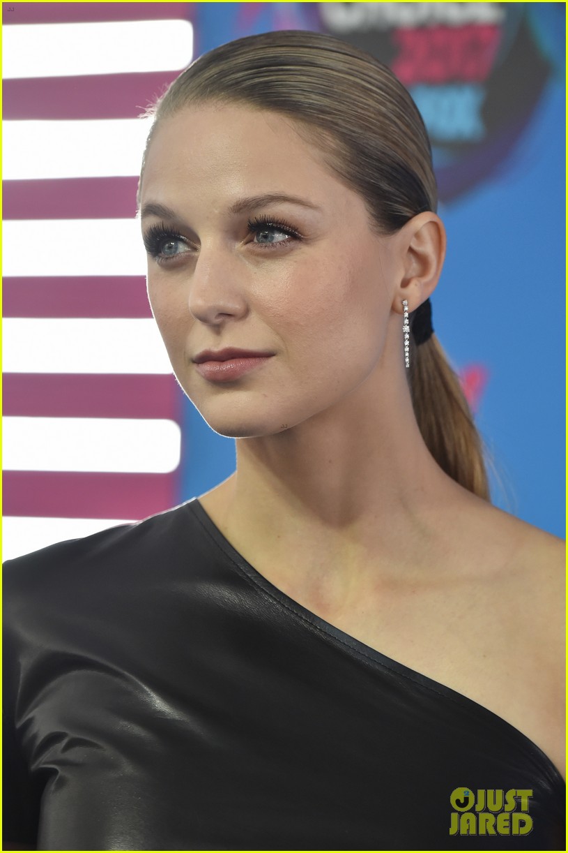 Superhero Stars Grant Gustin & Melissa Benoist Both Win at Teen Choice Awards 2017!