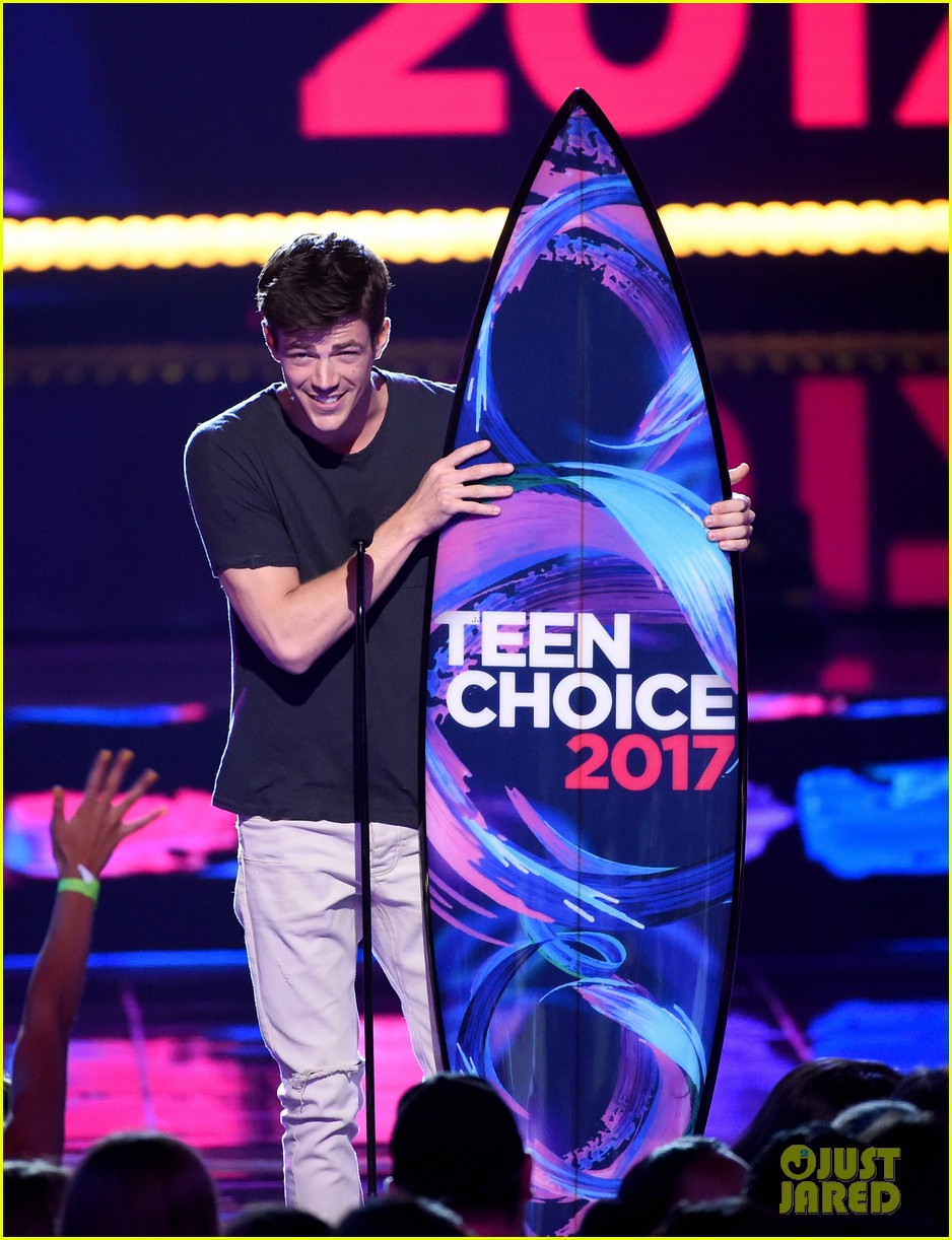 Superhero Stars Grant Gustin & Melissa Benoist Both Win at Teen Choice Awards 2017!