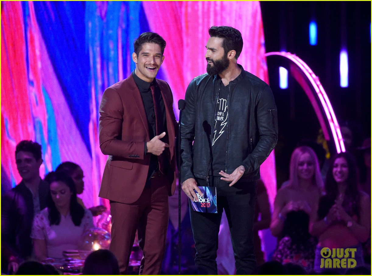 Tyler Posey & Tyler Hoechlin Jokingly Mix Up Their Lines at Teen Choice Awards 2017