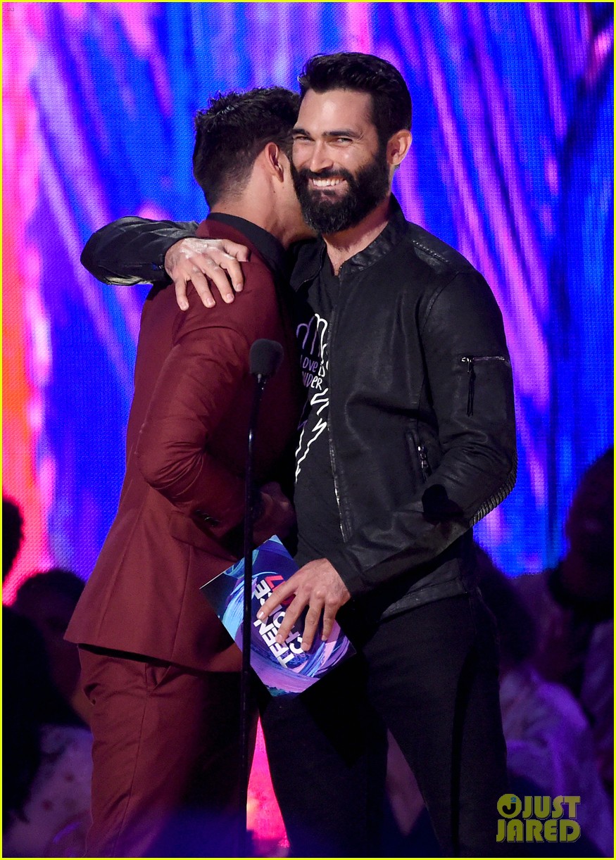 Tyler Posey & Tyler Hoechlin Jokingly Mix Up Their Lines at Teen Choice Awards 2017