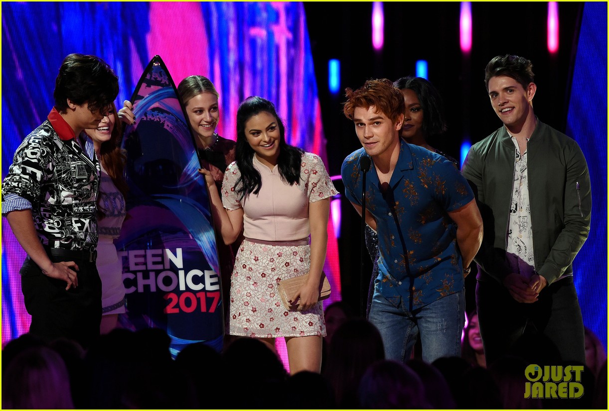 KJ Apa Accepts Surfboard for 'Riverdale' at Teen Choice Awards 2017