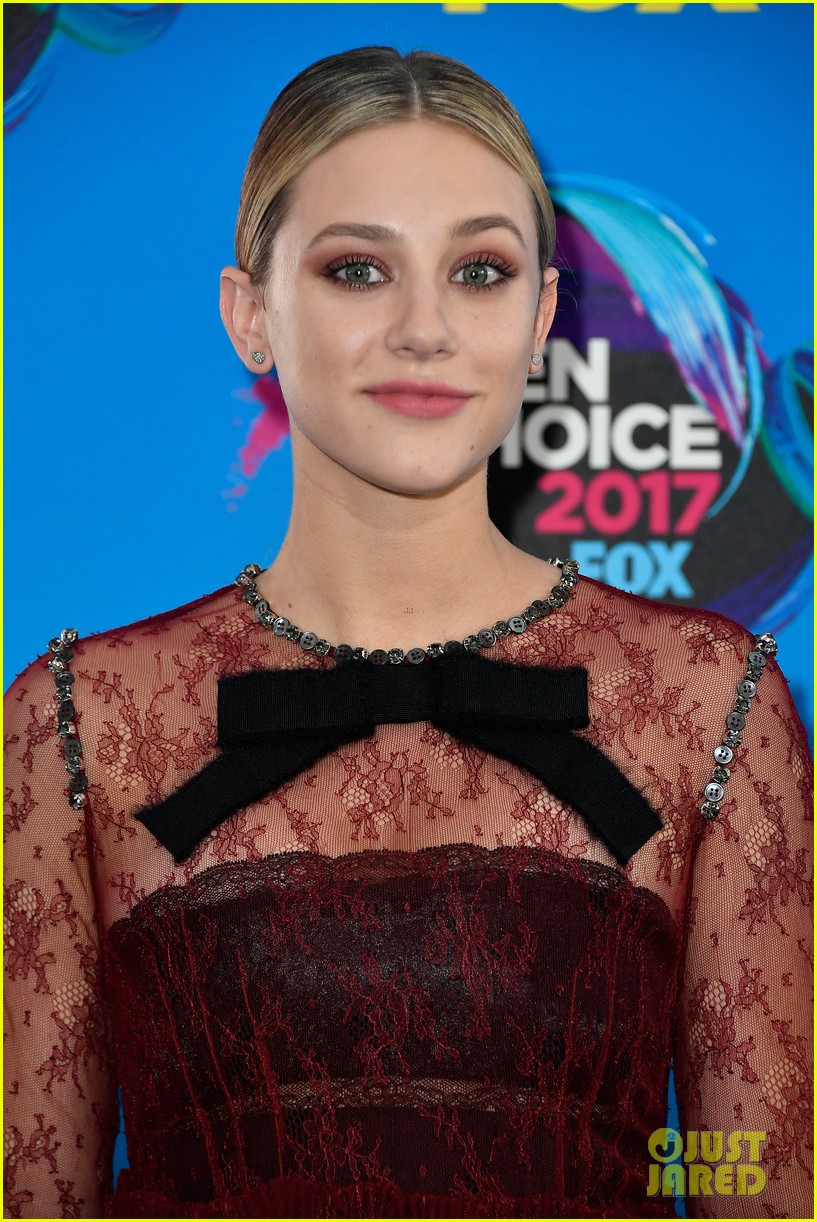 KJ Apa Accepts Surfboard for 'Riverdale' at Teen Choice Awards 2017