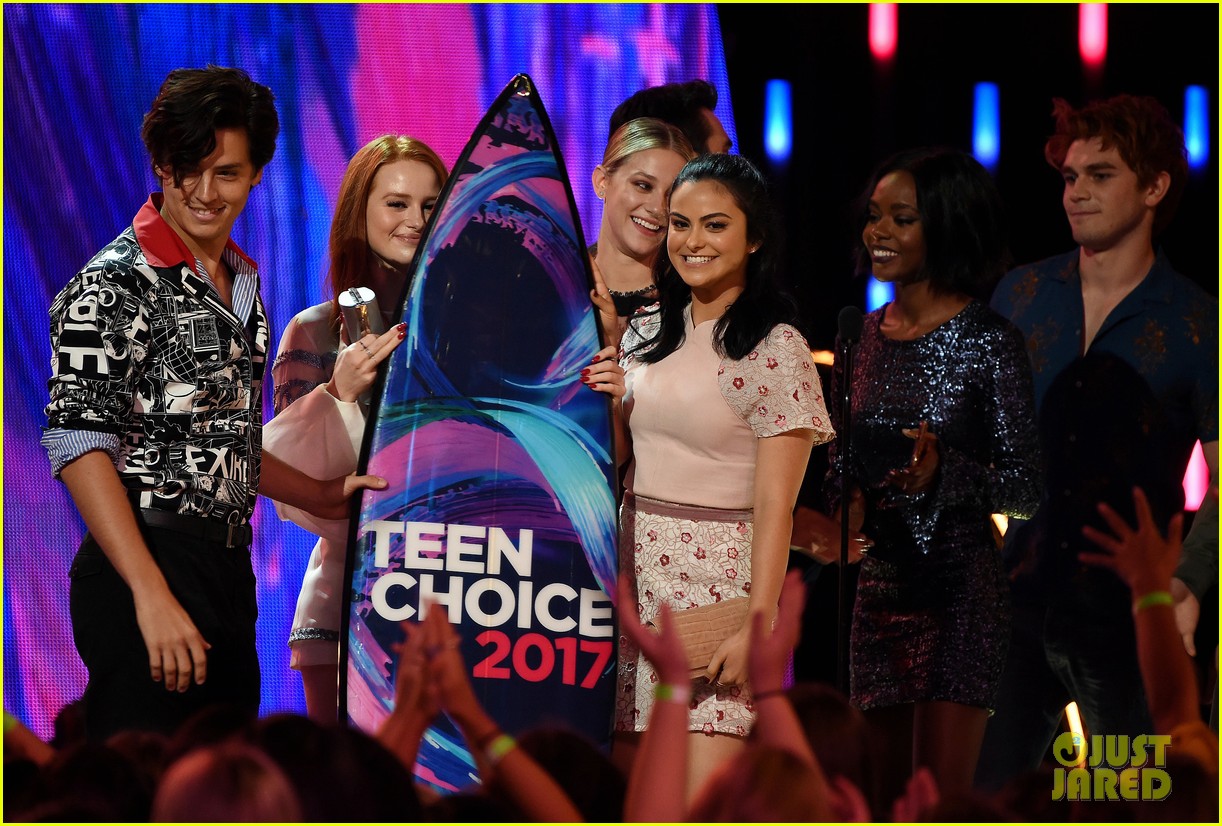 KJ Apa Accepts Surfboard for 'Riverdale' at Teen Choice Awards 2017