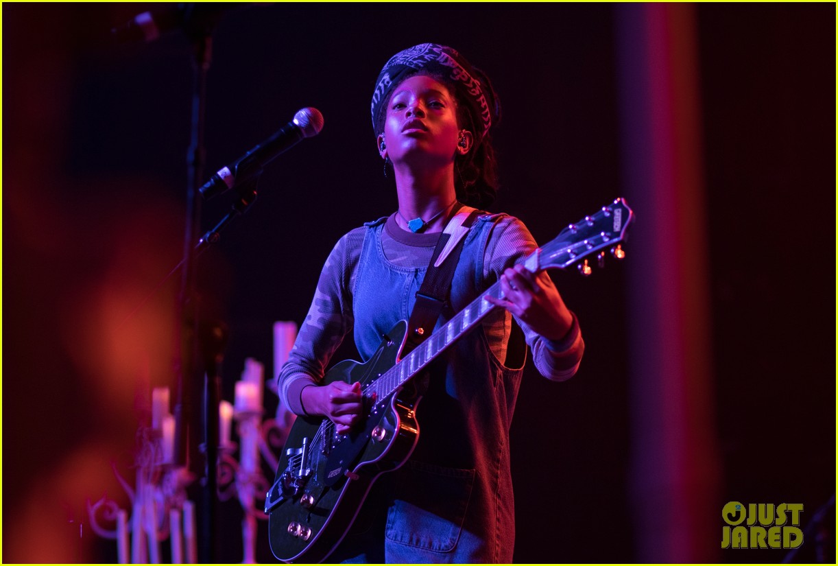 Willow Smith Leads The Pack At 2017 Girl Cult Festival!