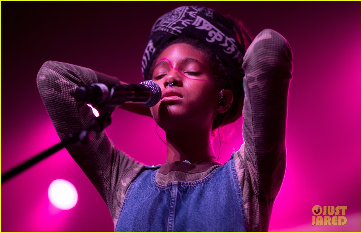 Willow Smith Leads The Pack At 2017 Girl Cult Festival!