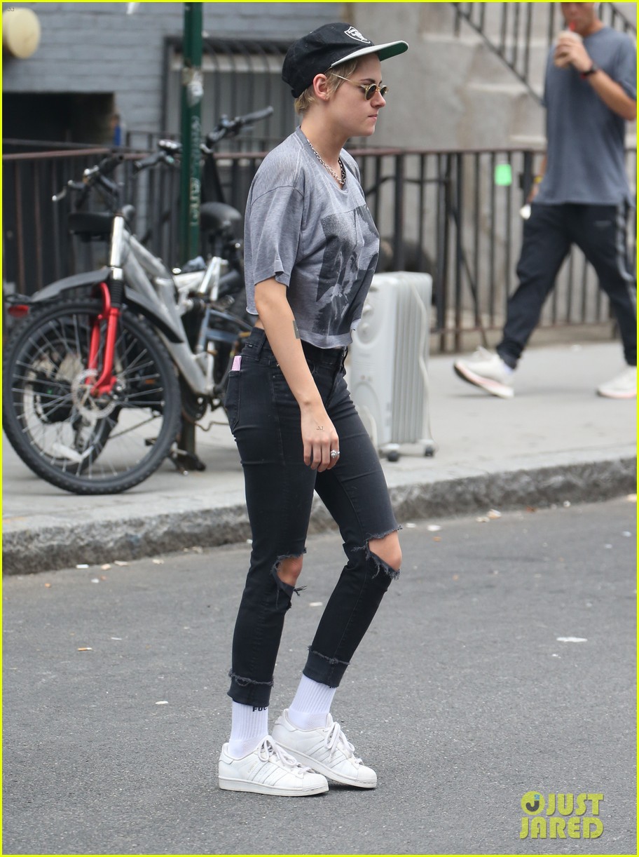 Kristen Stewart & Stella Maxwell Couple Up for Stroll Around Town