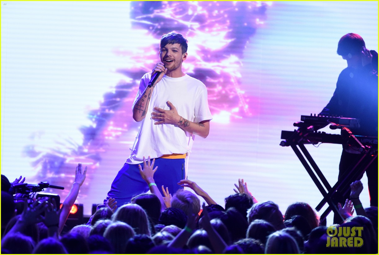 Louis Tomlinson & Bebe Rexha Match in Black & White at Teen Choice Awards 2017