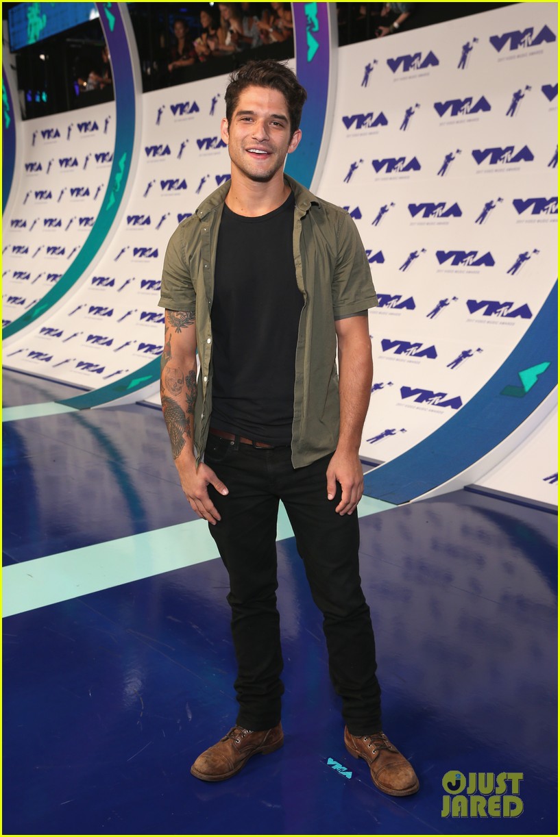 Tyler Posey Is Super Fan-Friendly at MTV VMAs 2017
