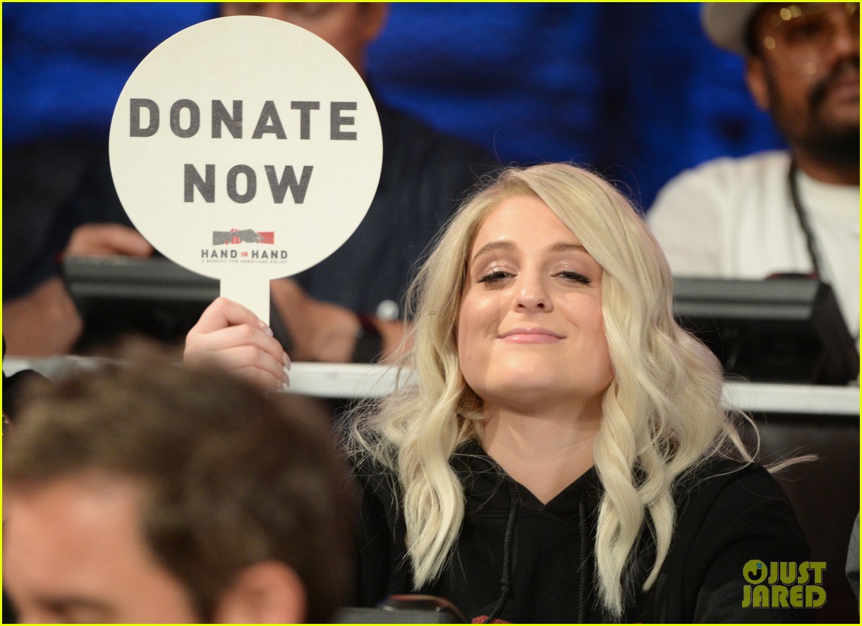 Justin Bieber Answers Phone Calls at the Hand in Hand Telethon!