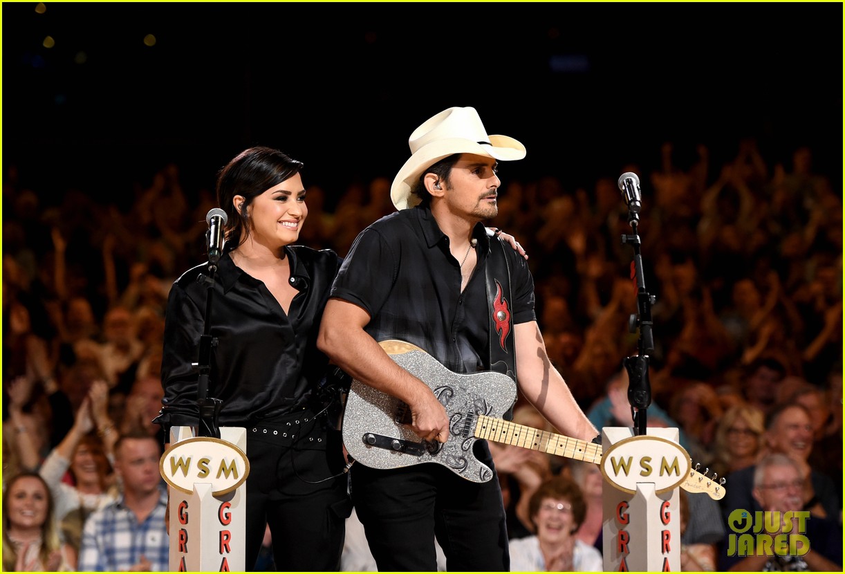 Justin Bieber Answers Phone Calls at the Hand in Hand Telethon!