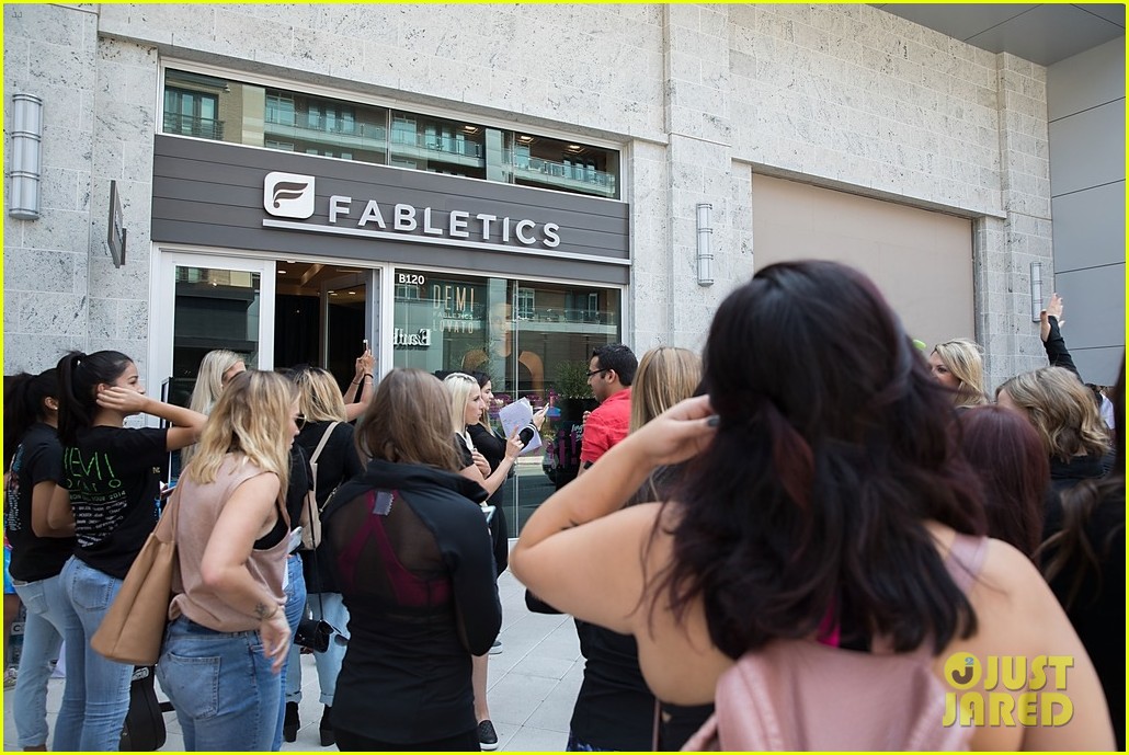 Demi Lovato Had So Many Fans Come to Meet & Greet!