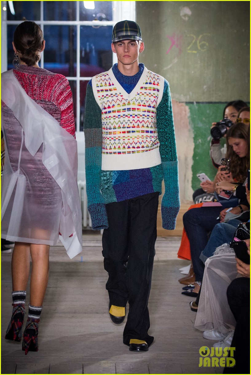 Kaia & Presley Gerber Walk in Burberry's LFW Show