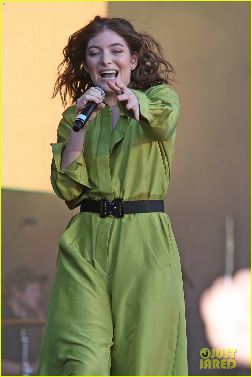 Lorde's Green Outfit Gets Our 'Green Light'