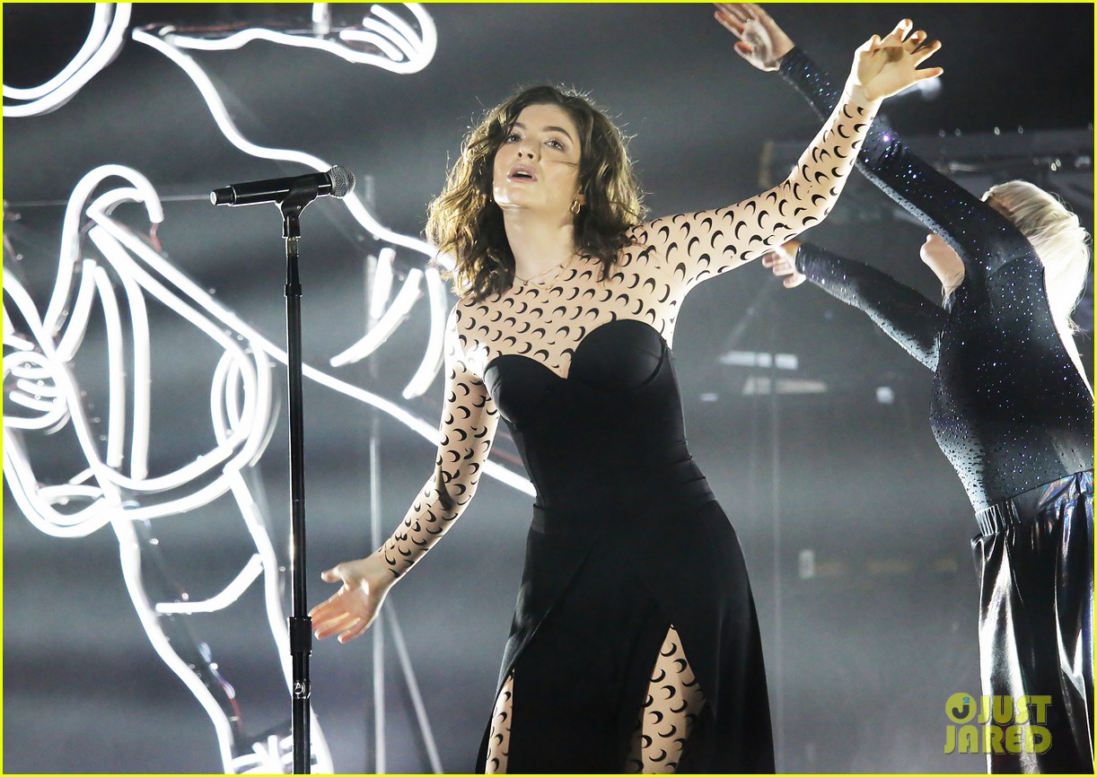 Lorde 'Channels the Spirits' on Night One of 'Melodrama' World Tour