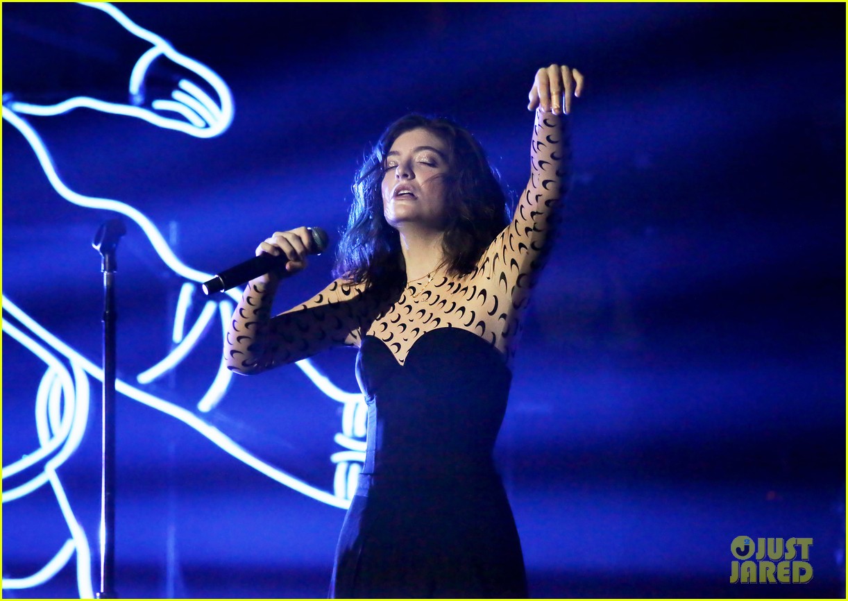 Lorde 'Channels the Spirits' on Night One of 'Melodrama' World Tour