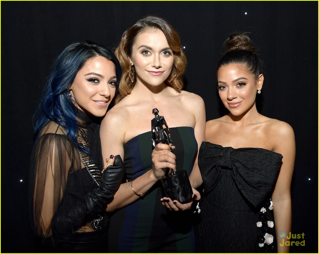 Niki & Gabi Present Alyson Stoner with Best Dance Performance Award at Streamys 2017