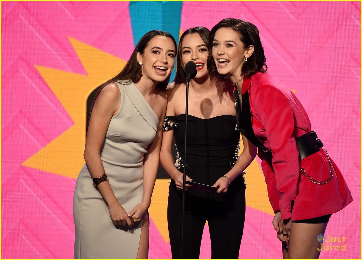 Niki & Gabi Present Alyson Stoner with Best Dance Performance Award at Streamys 2017