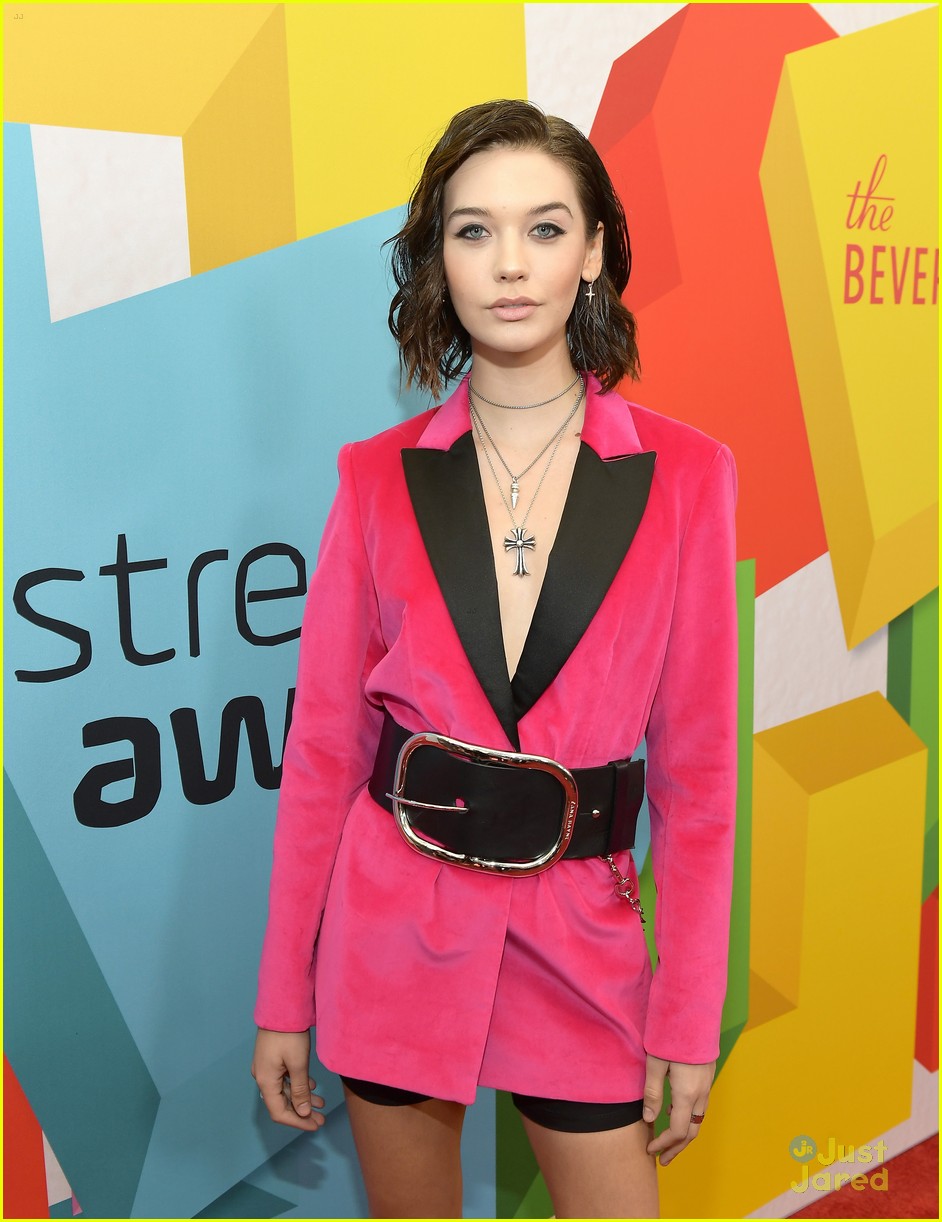 Niki & Gabi Present Alyson Stoner with Best Dance Performance Award at Streamys 2017