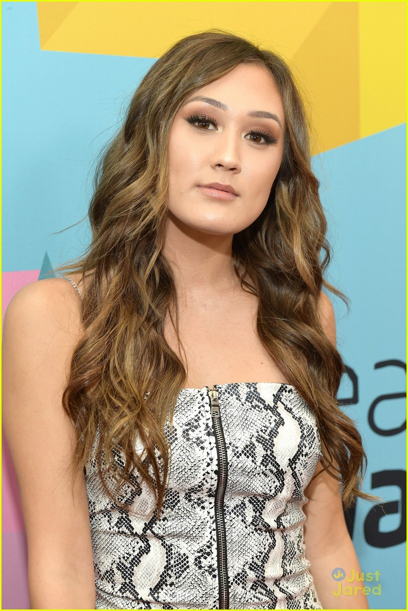 Niki & Gabi Present Alyson Stoner with Best Dance Performance Award at Streamys 2017