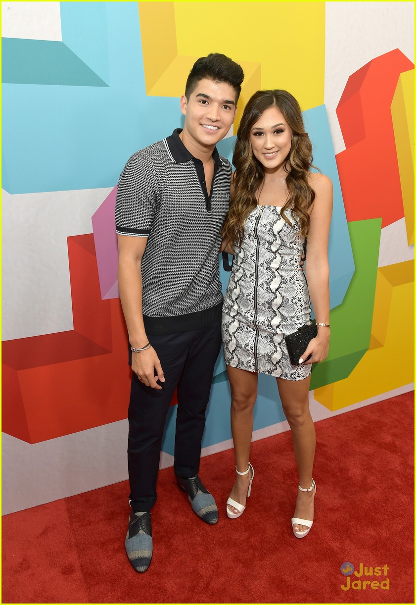 Niki & Gabi Present Alyson Stoner with Best Dance Performance Award at Streamys 2017
