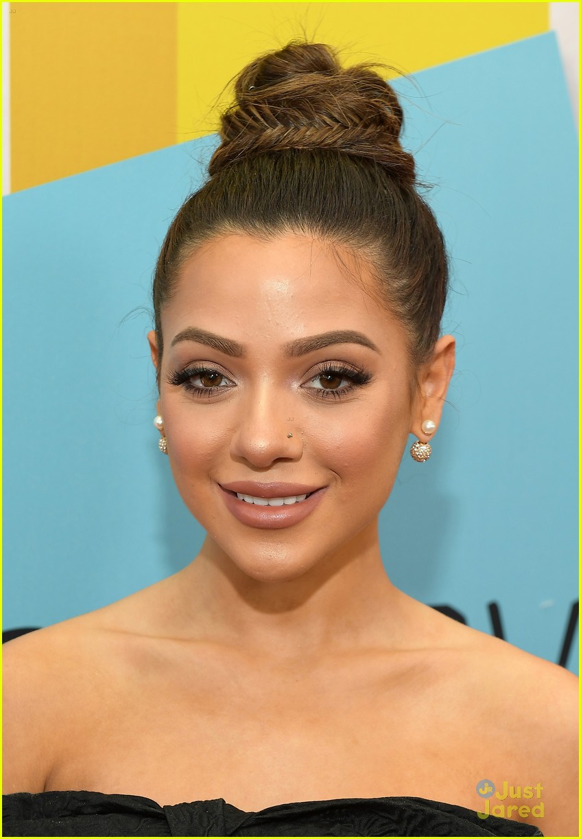 Niki & Gabi Present Alyson Stoner with Best Dance Performance Award at Streamys 2017