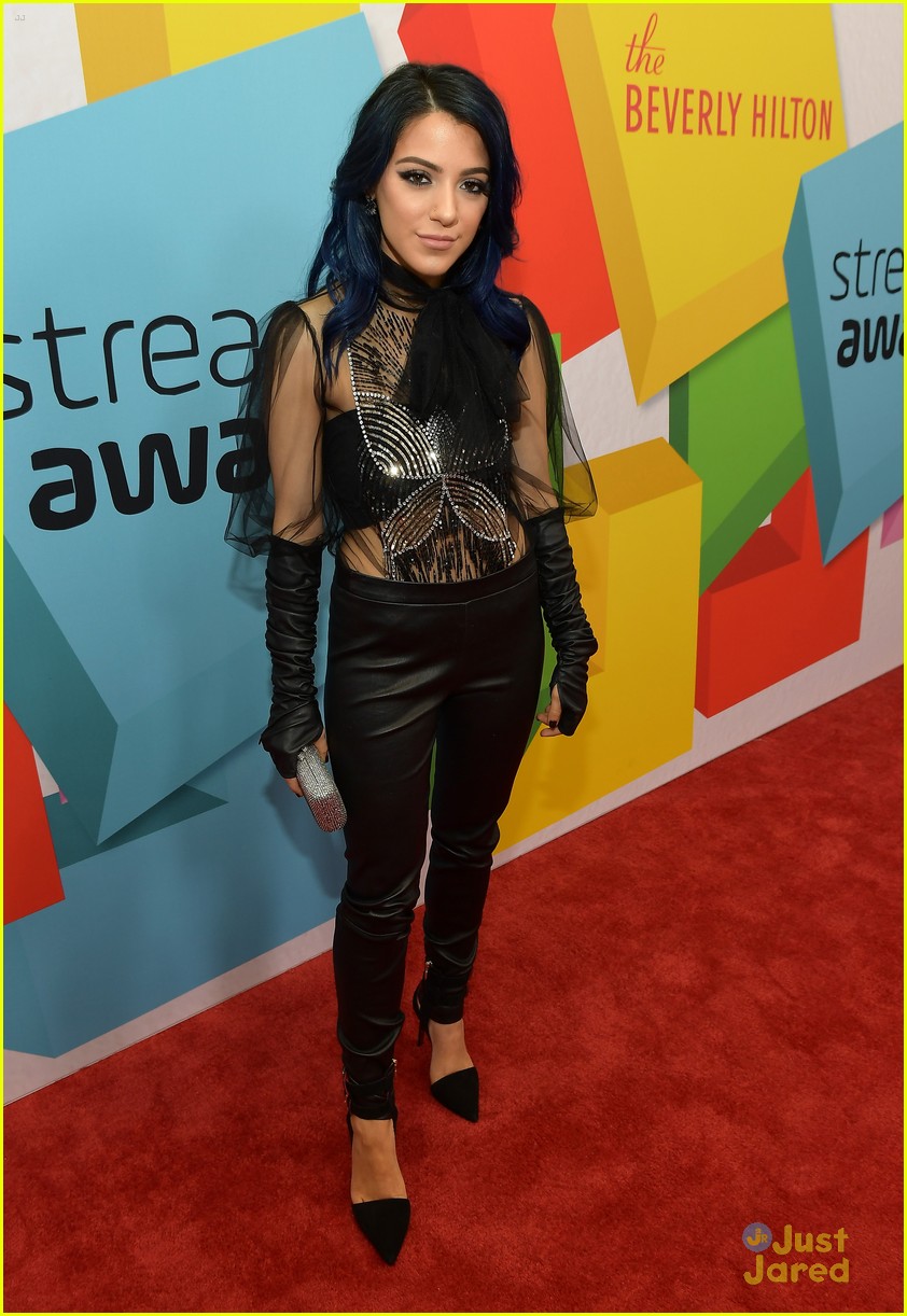 Niki & Gabi Present Alyson Stoner with Best Dance Performance Award at Streamys 2017