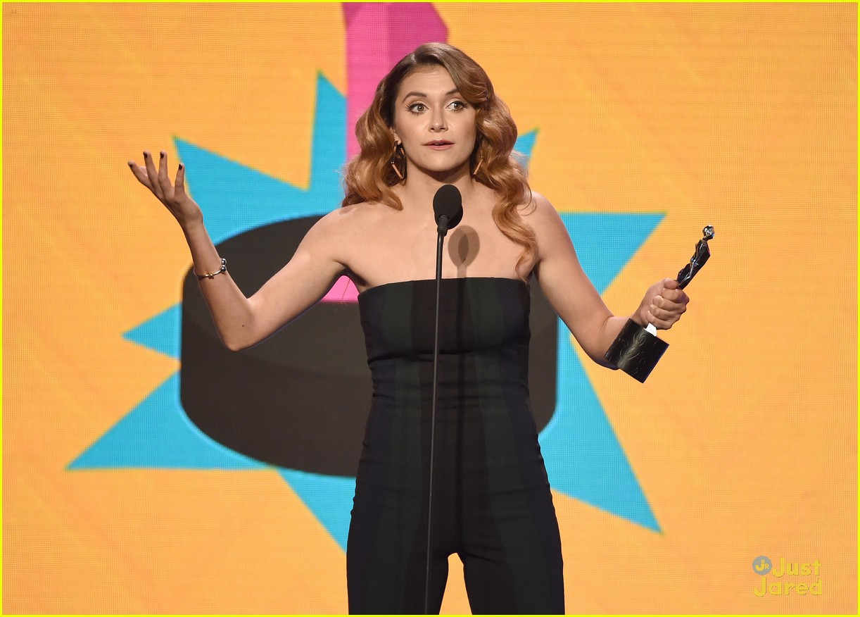 Niki & Gabi Present Alyson Stoner with Best Dance Performance Award at Streamys 2017