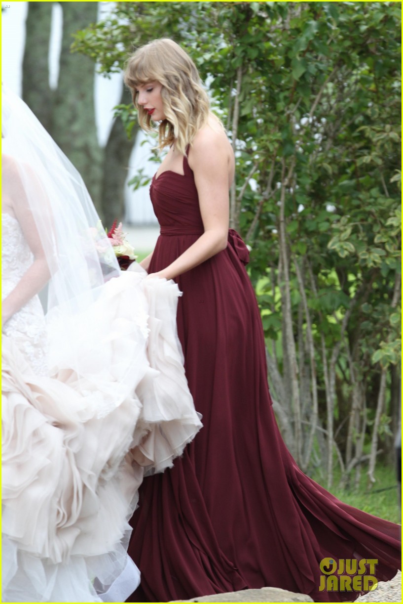 Taylor Swift Holds BFF Abigail Anderson's Dress at Her Wedding! (Photos)
