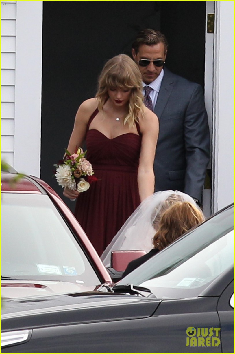 Taylor Swift Holds BFF Abigail Anderson's Dress at Her Wedding! (Photos)
