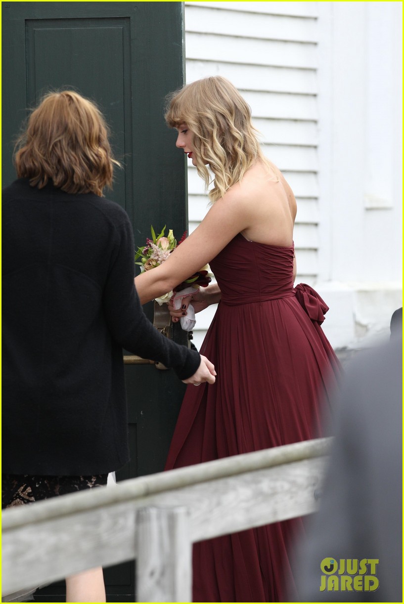 Taylor Swift Holds BFF Abigail Anderson's Dress at Her Wedding! (Photos)