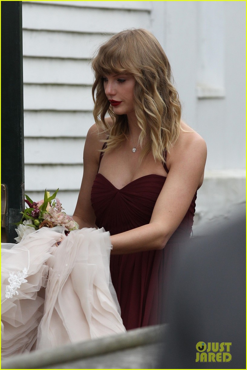 Taylor Swift Holds BFF Abigail Anderson's Dress at Her Wedding! (Photos)