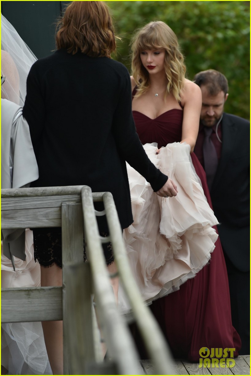 Taylor Swift Holds BFF Abigail Anderson's Dress at Her Wedding! (Photos)