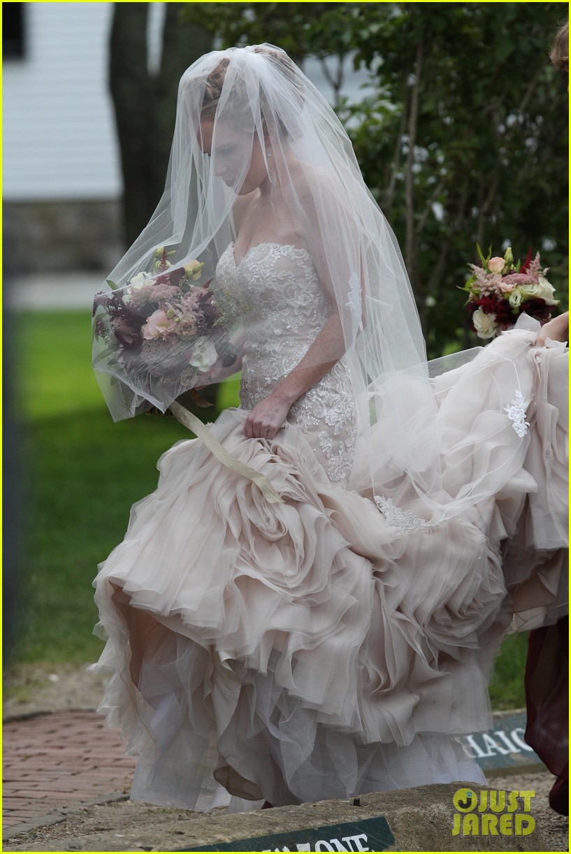 Taylor Swift Holds BFF Abigail Anderson's Dress at Her Wedding! (Photos)