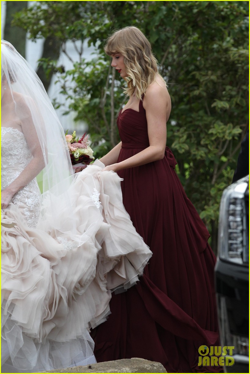 Taylor Swift Holds BFF Abigail Anderson's Dress at Her Wedding! (Photos)
