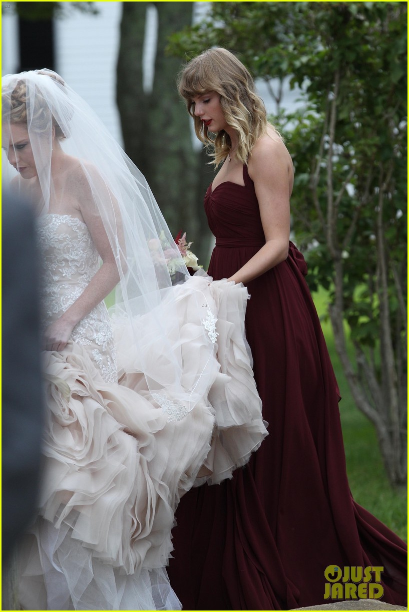 Taylor Swift Holds BFF Abigail Anderson's Dress at Her Wedding! (Photos)