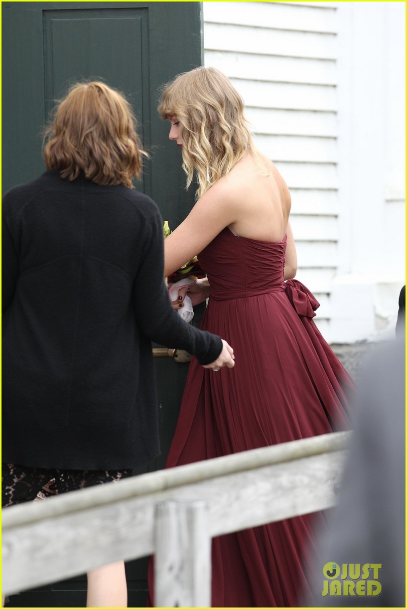 Taylor Swift Holds BFF Abigail Anderson's Dress at Her Wedding! (Photos)