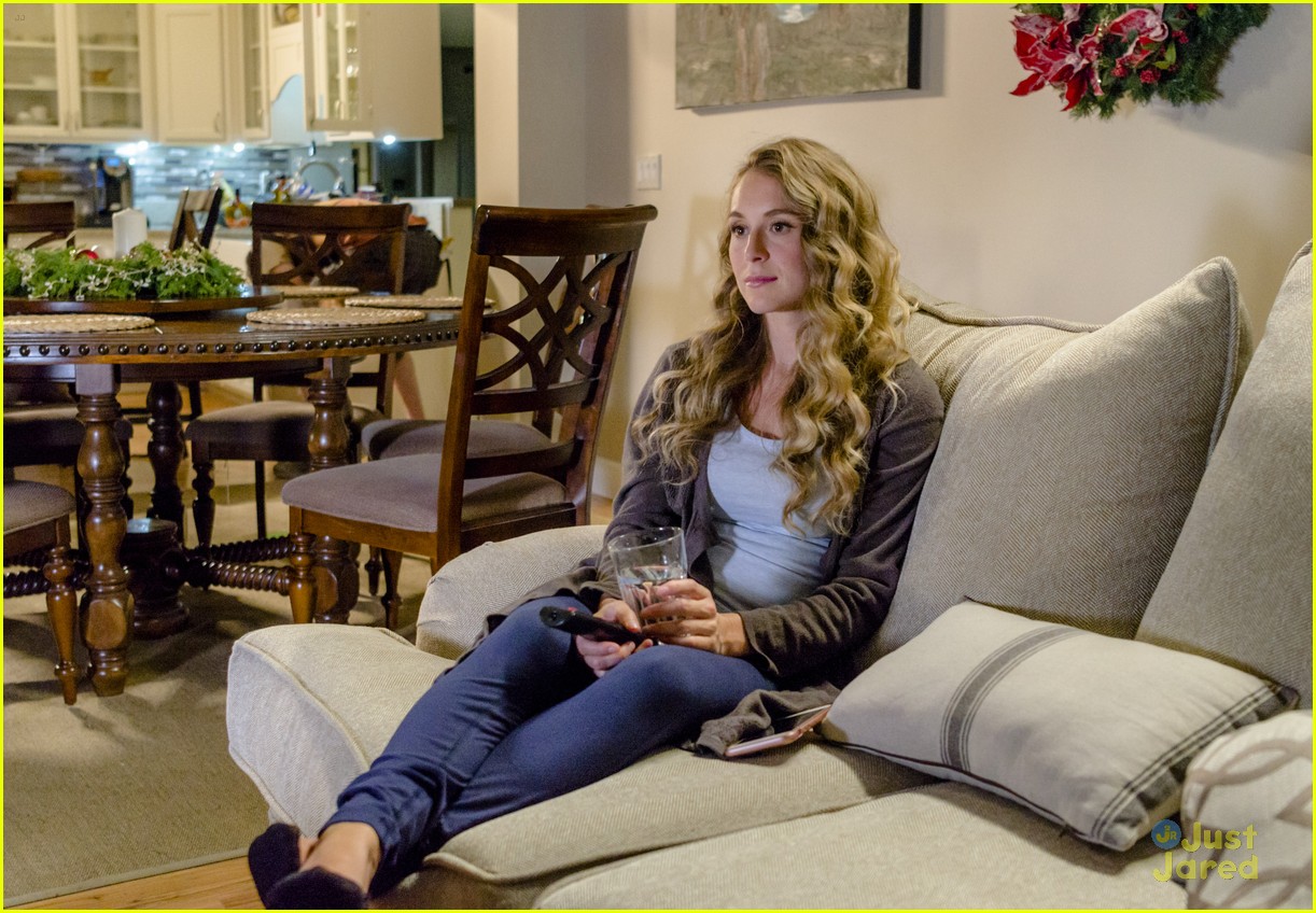Alexa & Carlos PenaVega's Hallmark Movie 'Enchanted Christmas' Airs Tonight!