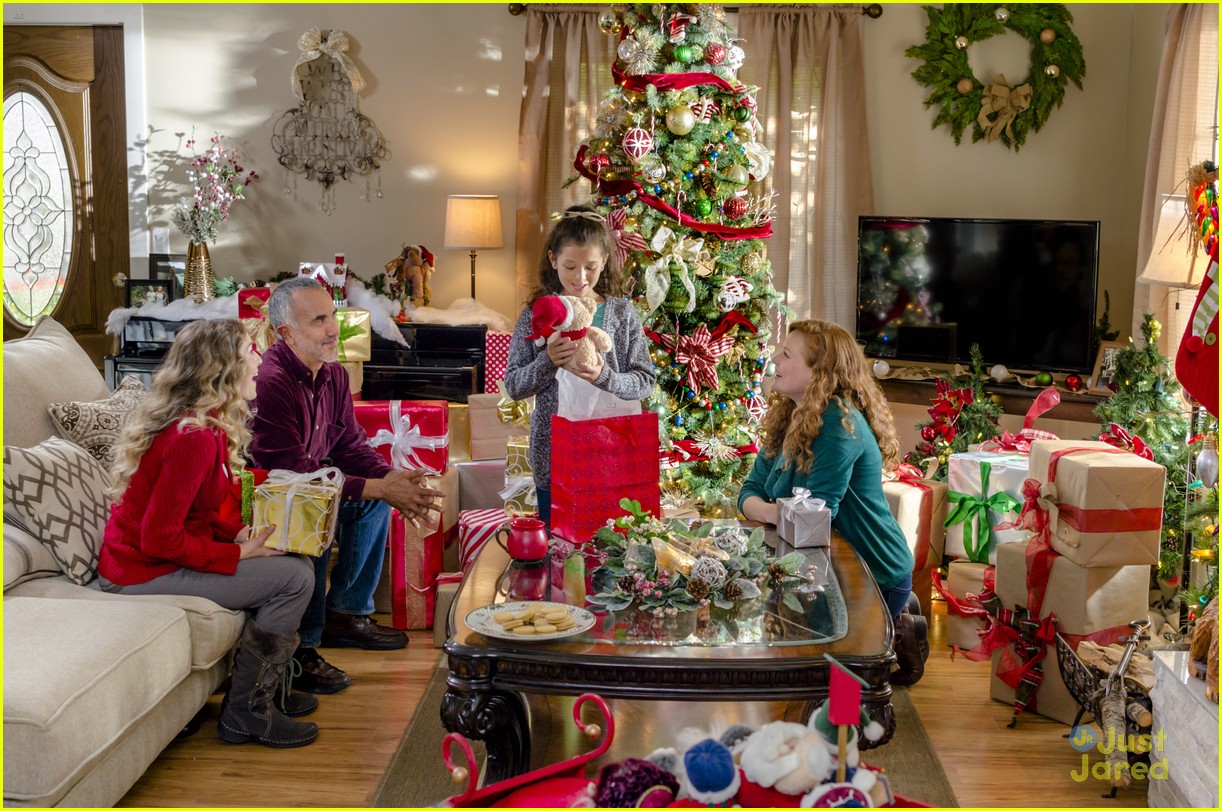 Alexa & Carlos PenaVega's Hallmark Movie 'Enchanted Christmas' Airs Tonight!