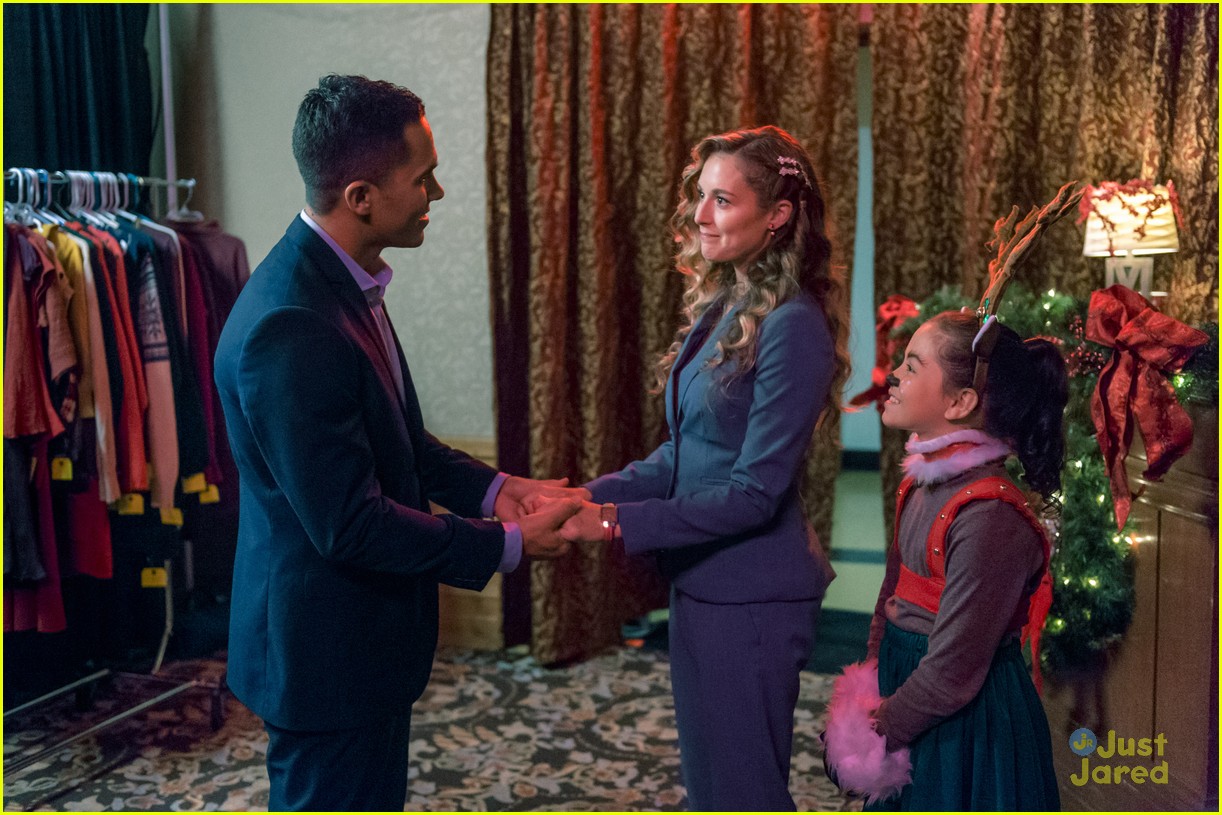 Alexa & Carlos PenaVega's Hallmark Movie 'Enchanted Christmas' Airs Tonight!