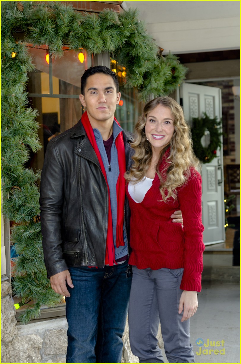 Alexa & Carlos PenaVega's Hallmark Movie 'Enchanted Christmas' Airs Tonight!